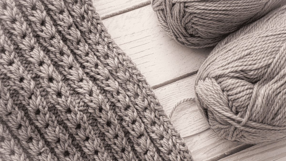 easy knitting projects for beginners with yarn and knitting needles
